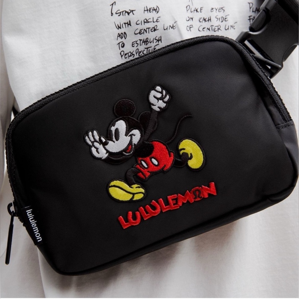 NEW DISNEY PARKS LULULEMON MICKEY EVERYWHERE BELT BAG FANNY PACK BLACK STRAP ✨ - Picture 2 of 8